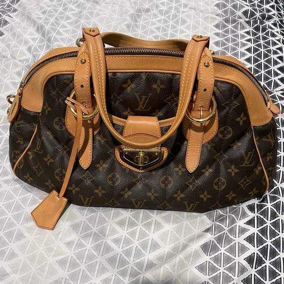 Dem37551067's tweet photo. So good I had to share! Check out all the items I'm loving on @Poshmarkapp #poshmark #fashion #style #shopmycloset #louisvuitton: https://t.co/TKL19bwjbS https://t.co/8R7Y8ub7mv