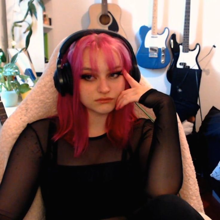 𝙉𝙞𝙠𝙞
            𝙏𝙬𝙞𝙩𝙘𝙝 𝙎𝙩𝙧𝙚𝙖𝙢𝙚𝙧
         19 𝙮𝙚𝙖𝙧𝙨 𝙤𝙡𝙙, 𝙂𝙚𝙧𝙢𝙖𝙣
              𝙃𝙪𝙣𝙜, 𝙎𝙬𝙞𝙩𝙘𝙝
          𝙆𝙞𝙣𝙠𝙨 &amp; 𝙈𝙤𝙧𝙚 𝘽𝙚𝙡𝙤𝙬
                  ❤️+🔄