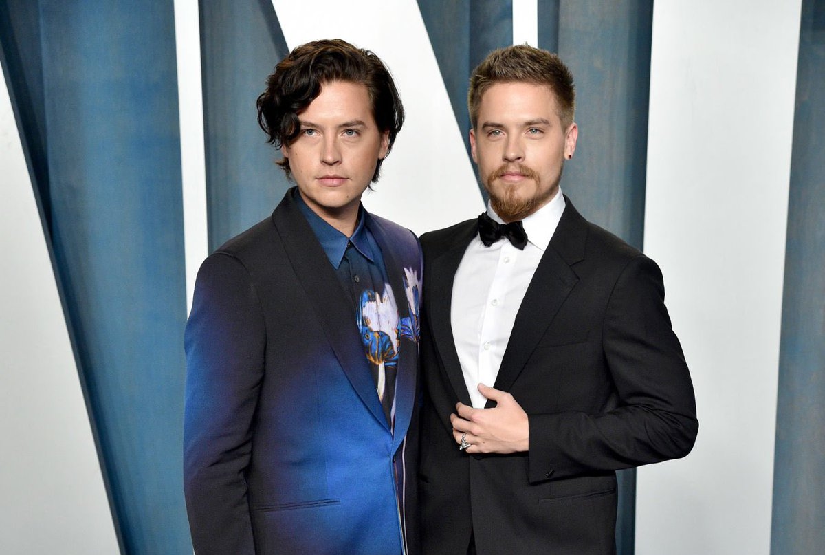 Roberto confirma que el iconico sombreso de Jughead regresa pero no de la forma que se espera y Cole broma respondiendo "Es Dylan Sprouse!". #Riverdale #PaleyFest