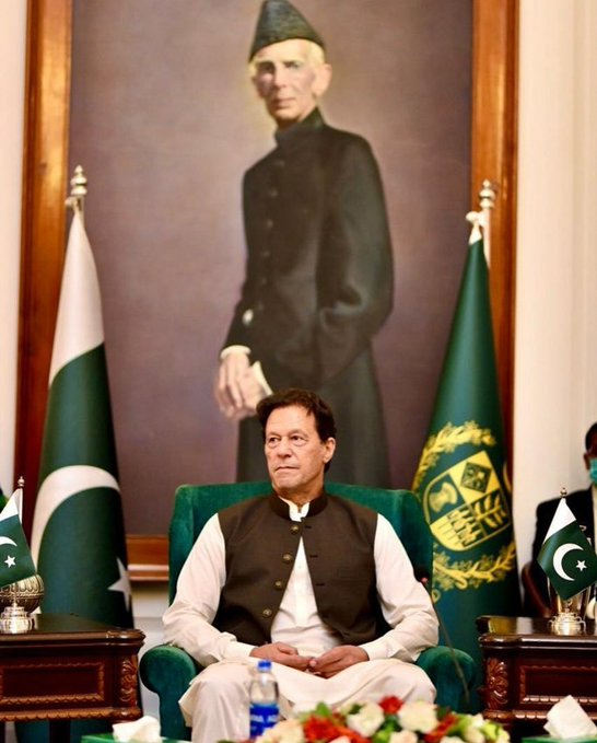 Its_ffarhan's tweet photo. History will remember 1 thing, Imran khan wasn't removed for corruption, money laundering or betraying the nation but was removed due to his integrity.
Behind you skipper, always and forever!!!
What a Man 💚✌️
#ImranKhan https://t.co/RS5Rd0UFtm