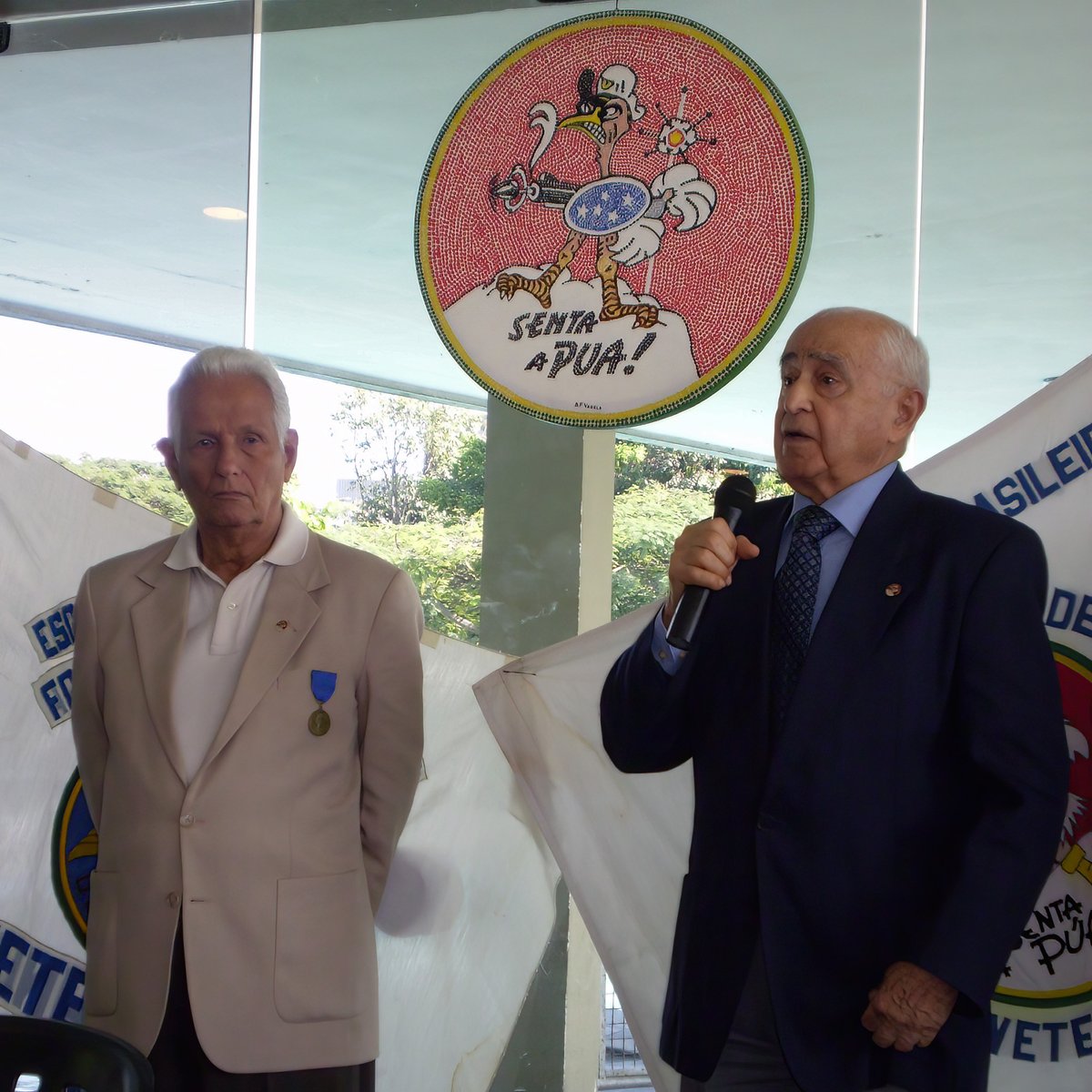 sentandoapua's tweet photo. Veteranos Meira e Rui (ao microfone) no almoço mensal. Clube da Aeronáutica do RJ, 2007
#FAB #GrupoDeCaça #veterano #historia #SentaAPua #WWII #CAERJ #tbt https://t.co/4G4CLiJyGH