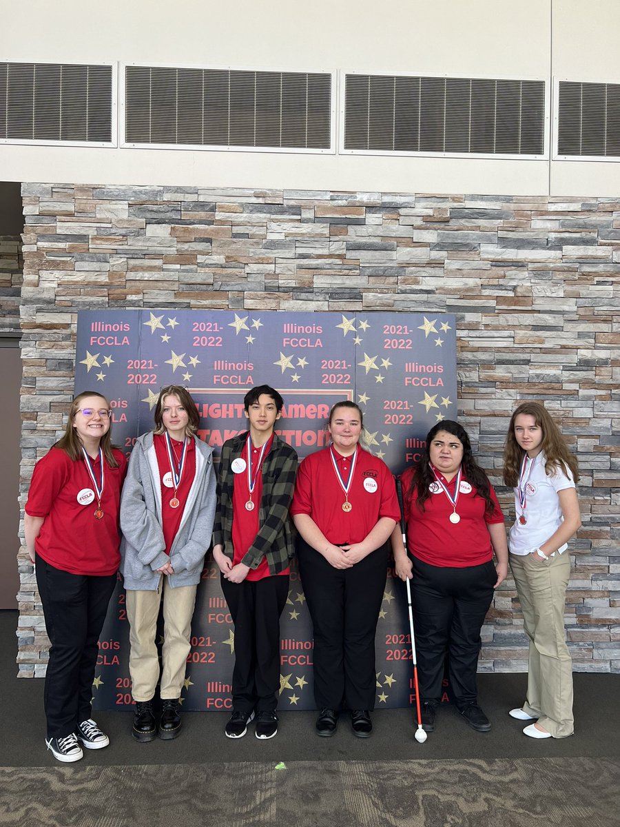 ppipikios's tweet photo. A big congratulations to our FCCLA members who competed this weekend! Dillyn - gold in childcare provider, Roselyn-silver in cookie decorating , Zuzanna- silver in apparel construction,Reeko-bronze in cookie decorating and Kellyn and Mary- bronze in repurpose redesign. https://t.co/R8TutyhCmU