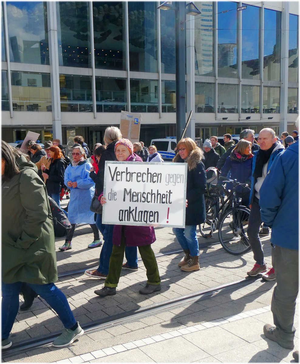 Careforemotions's tweet photo. #ffm0904 Ein Demoteilnehmer bot einem #Antifanten mit Banner, das Demoteilnehmer als Nazis verunglimpft, 50 € an, wenn er ihm einen Nazi in der Demo zeigen könne. Konnte er nicht. Trotzdem erstaunlich, wie dieser Ignorant an vielen Stellen des Demolaufs sein Banner hisste!🤦♂️🤦♂️🤦♂️ https://t.co/YUknj7HLsZ