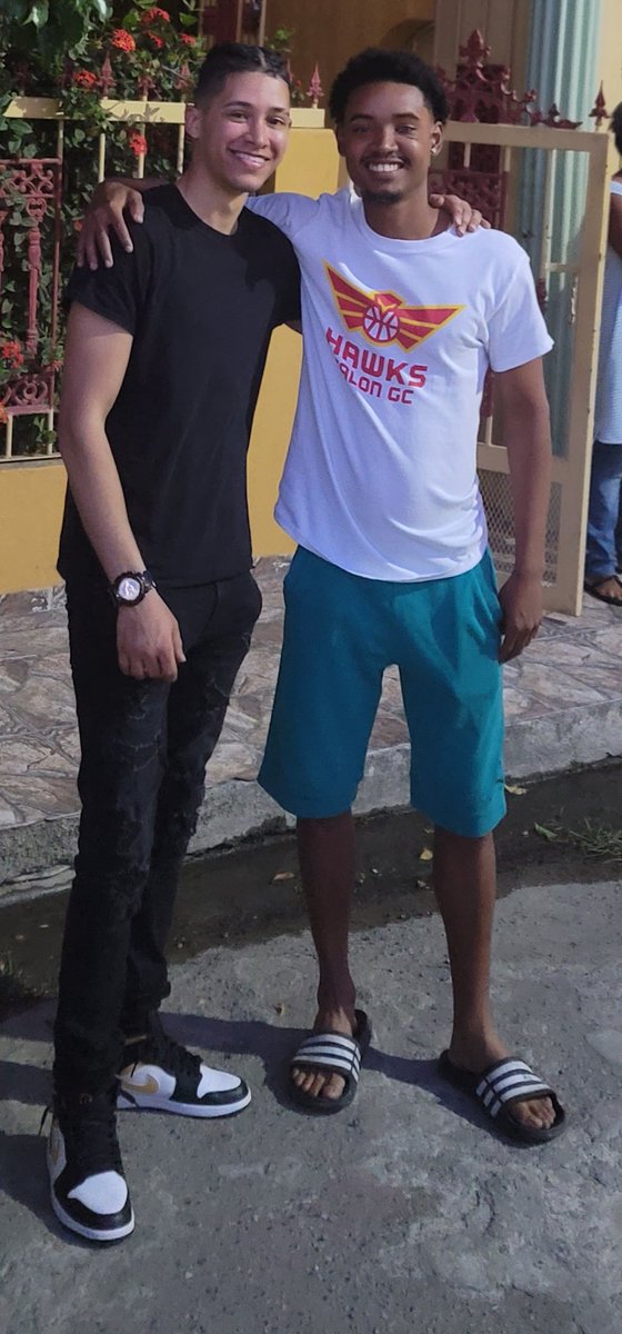 Visiting my childhood friend I haven't seen since I was 6 years old and I noticed he out here repping that <a href="/HawksTalonGC/">Hawks Talon GC</a> shirt 👀👀 supporting the hometown coach @Maelo_DzT  Banilejo in the league! 💪🏻💪🏻