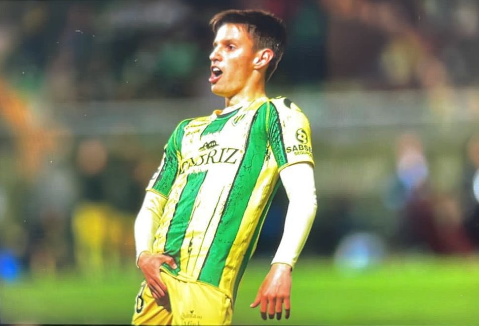 SuperSportingPT's tweet photo. Tiago Dantas provocou adeptos do Sporting com a mão nos genitais https://t.co/xbj7FTc9Vj