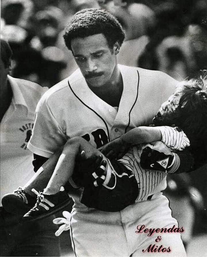 hilmuj's tweet photo. "PRIMERO ES LO PRIMERO"
El 8 de agosto de1982,los Medias Rojas jugaban un partido por la tarde en el Fenway Park de Boston,De repente,una bola de foul pasó zumbando más allá del dugout de la primera base y el jardinero izquierdo de los Medias Rojas,Jim Rice,escuchó el sonido https://t.co/B81gWirPR1