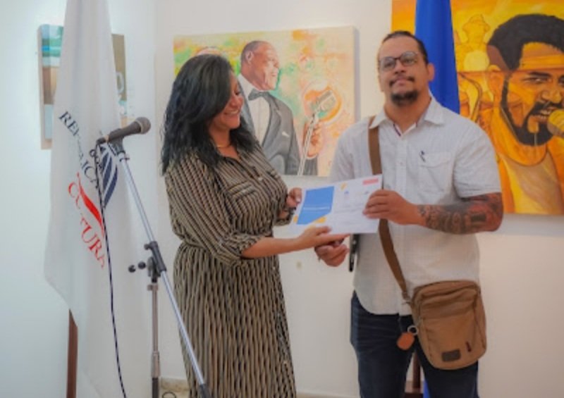 WilkinsTerrero1's tweet photo. La Dirección Regional Norte de @MiculturaRD reconoció las trayectorias y aportes al arte y la cultura de @faraujo01, de #ProArtesaniaRD; @WilkinsTerrero2, de #CocoD'Art y #Pedro Cofresi, en el marco del acto de apertura de la Exposición Colectiva RESILIENCIA 19 en Santiago. https://t.co/brqavYjCWz