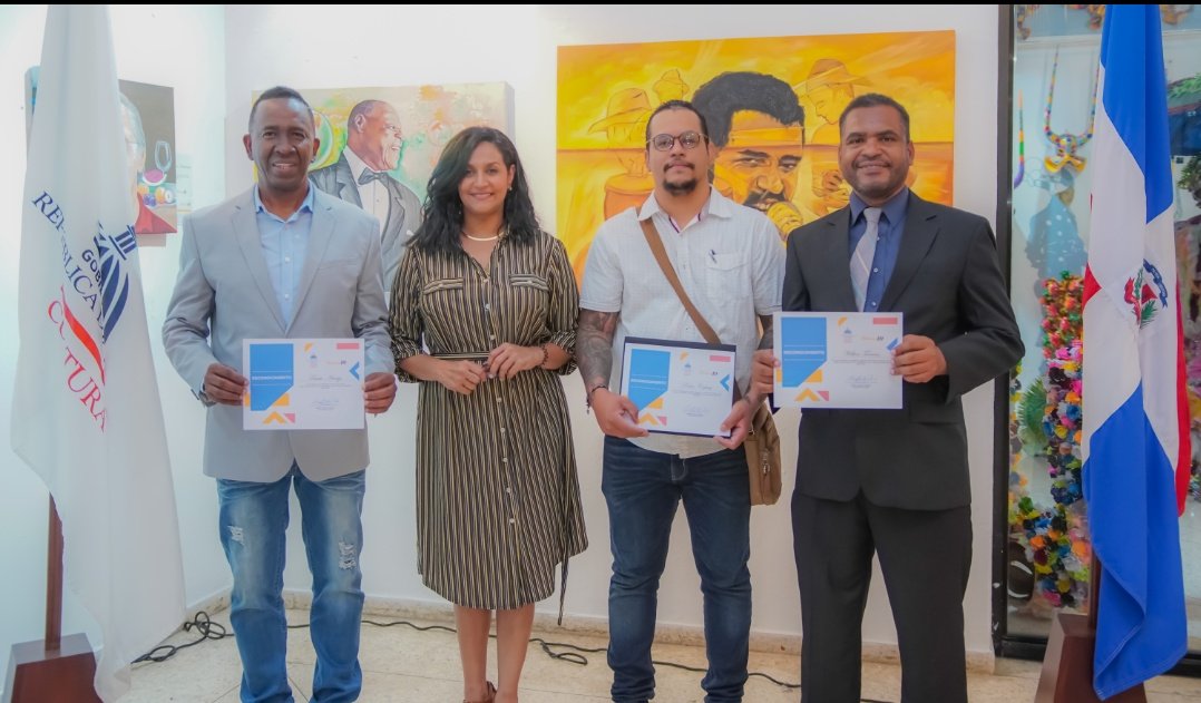 WilkinsTerrero1's tweet photo. La Dirección Regional Norte de @MiculturaRD reconoció las trayectorias y aportes al arte y la cultura de @faraujo01, de #ProArtesaniaRD; @WilkinsTerrero2, de #CocoD'Art y #Pedro Cofresi, en el marco del acto de apertura de la Exposición Colectiva RESILIENCIA 19 en Santiago. https://t.co/brqavYjCWz