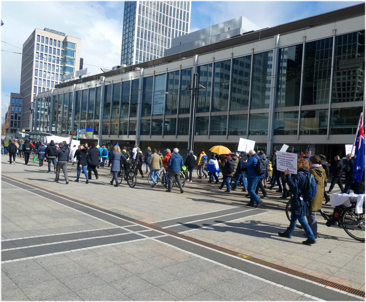Careforemotions's tweet photo. #ffm0904 Zwei Ärztinnen berichten auf dem Römerberg, was in ihren Praxen los ist durch die Ausgrenzung von Ungeimpften und durch die Impfschäden. Das hört man nicht in #ARD und #ZDF. Dafür muss man auf den Römerberg kommen. Danke an die mutigen Ärztinnen! https://t.co/hGmO9fLrtj