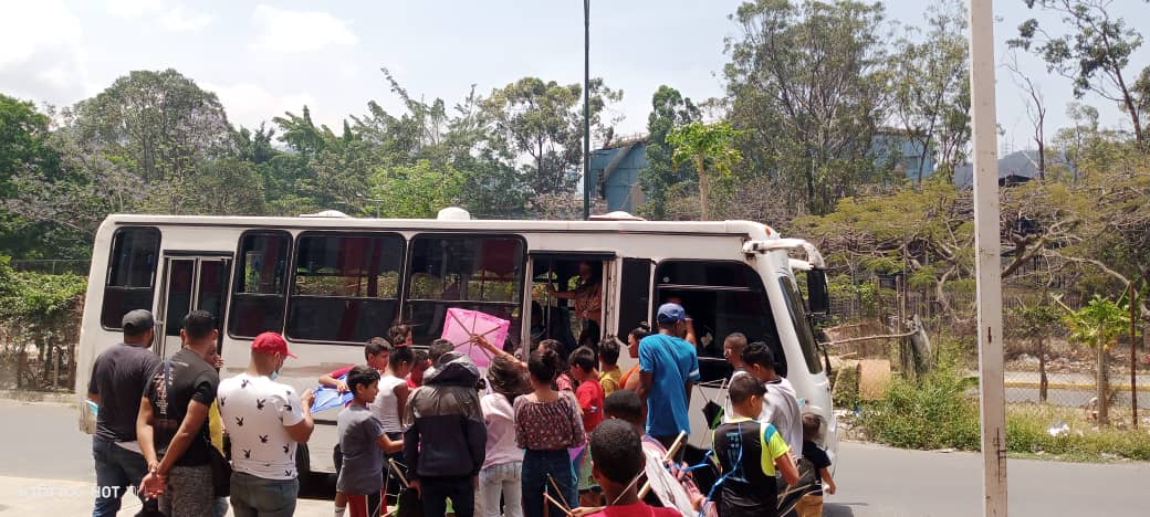 EMAeslavega's tweet photo. Siendo parte de nuestro tricolor y tradiciones culturales, la Parroquia La Vega fue participe del #1erFestivalDelPapagayo, evento por el cual fue una muestra de lo viva que está la cultura venezolana, desde el parque Ali Primera, junto a @GdcOficial
#SemanaSantaSegura2022 https://t.co/Q4O7eIY9qG