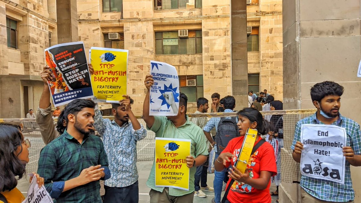 ashrafkondotty's tweet photo. @Fraternity_movt activists along with other organisations got detained by Delhi police while protesting infront of the UP Bhawan against the anti-Muslim hate speeches in Uttar Pradesh.
#IslamophobiaInIndia
#ProtestIsOurRight https://t.co/fDVMxYZ1E4