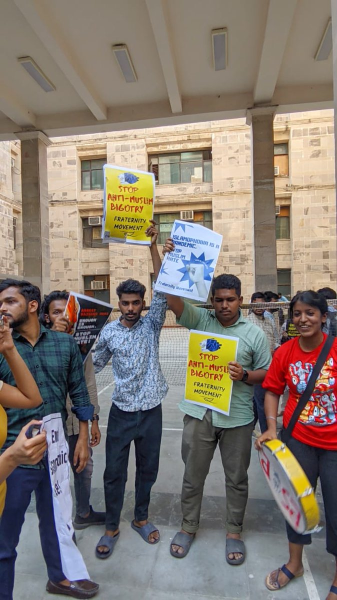 ashrafkondotty's tweet photo. @Fraternity_movt activists along with other organisations got detained by Delhi police while protesting infront of the UP Bhawan against the anti-Muslim hate speeches in Uttar Pradesh.
#IslamophobiaInIndia
#ProtestIsOurRight https://t.co/fDVMxYZ1E4