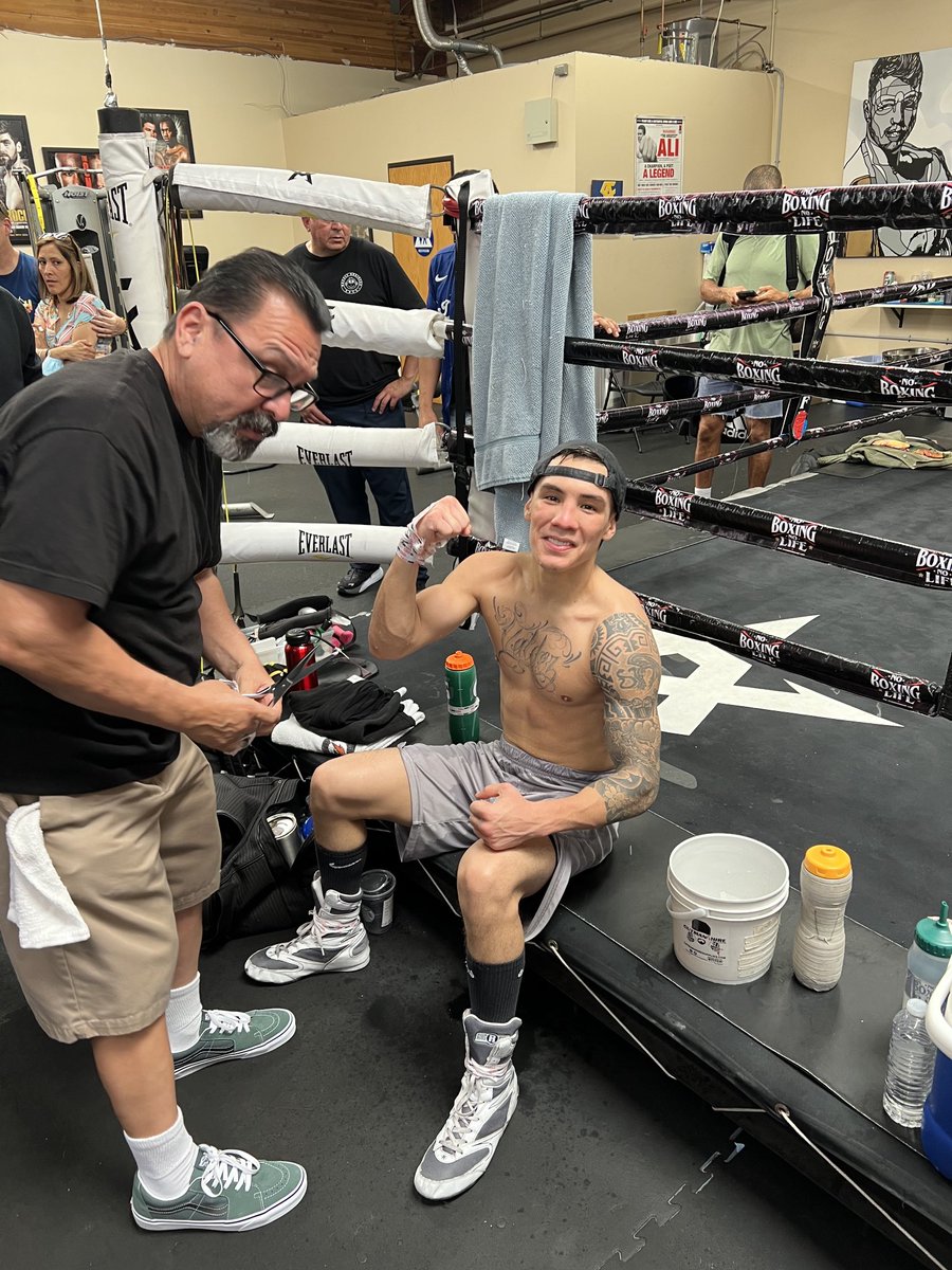 BruceTrampler's tweet photo. Undefeated world champion from Nogales/Tucson ⁦@oscarvaldez56⁩ prepares for April 30 showdown in Las Vegas vs unbeaten world champion from ⁦@ShakurStevenson⁩ ⁦@trboxing⁩ ⁦⁩ ⁦@CANELOTEAM⁩ ⁦@EspinozaBoxing⁩ ⁦@espn⁩ ⁦@ESPNRingside⁩ https://t.co/goDOFAoz4Z