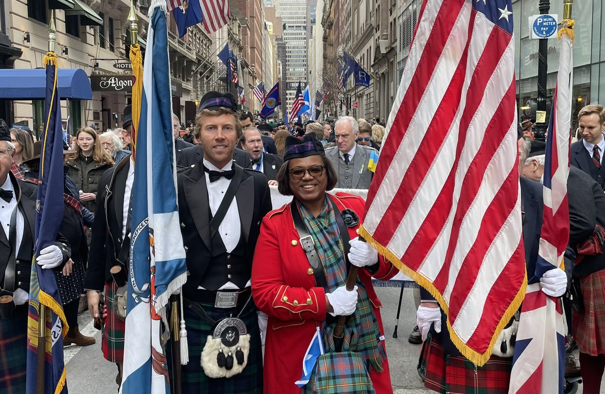 AngusRobertson's tweet photo. Amazing Tartan Day parade down New York’s 6th Ave with thousands of participants led by @karengillan celebrating strong links between Scotland and the USA, and showing solidarity with Ukraine.  #TartanDayParade 🏴󠁧󠁢󠁳󠁣󠁴󠁿🤝🇺🇸🇺🇦 https://t.co/DabGSVRRVk