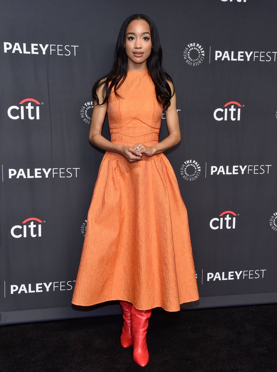 📸 <a href="/EriVeronica/">Erinn V. Westbrook</a> posando en la alfombra del <a href="/paleycenter/">PaleyCenter</a>. #Riverdale #Paleyfest