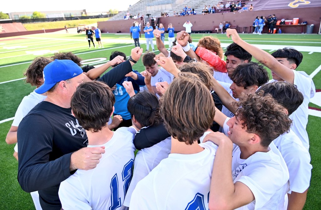 ahverdejo's tweet photo. Final (OT)
Katy Seven Lakes - 3
Cy Creek - 2
Seven Lakes score late in the 2nd overtime period to win the Region III-6A title and advance to #UILState.
Congratulations to the Cougars on a phenomenal and historic season. #CFISDspirit #txhssoccer β½π https://t.co/CVHNxu62nC