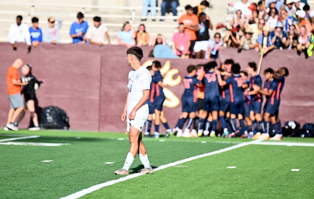 ahverdejo's tweet photo. Final (OT)
Katy Seven Lakes - 3
Cy Creek - 2
Seven Lakes score late in the 2nd overtime period to win the Region III-6A title and advance to #UILState.
Congratulations to the Cougars on a phenomenal and historic season. #CFISDspirit #txhssoccer β½π https://t.co/CVHNxu62nC