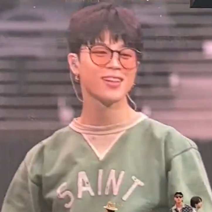 JAMJAMPICS's tweet photo. pretty jimin in green 😭 https://t.co/yEAlcAXnYR