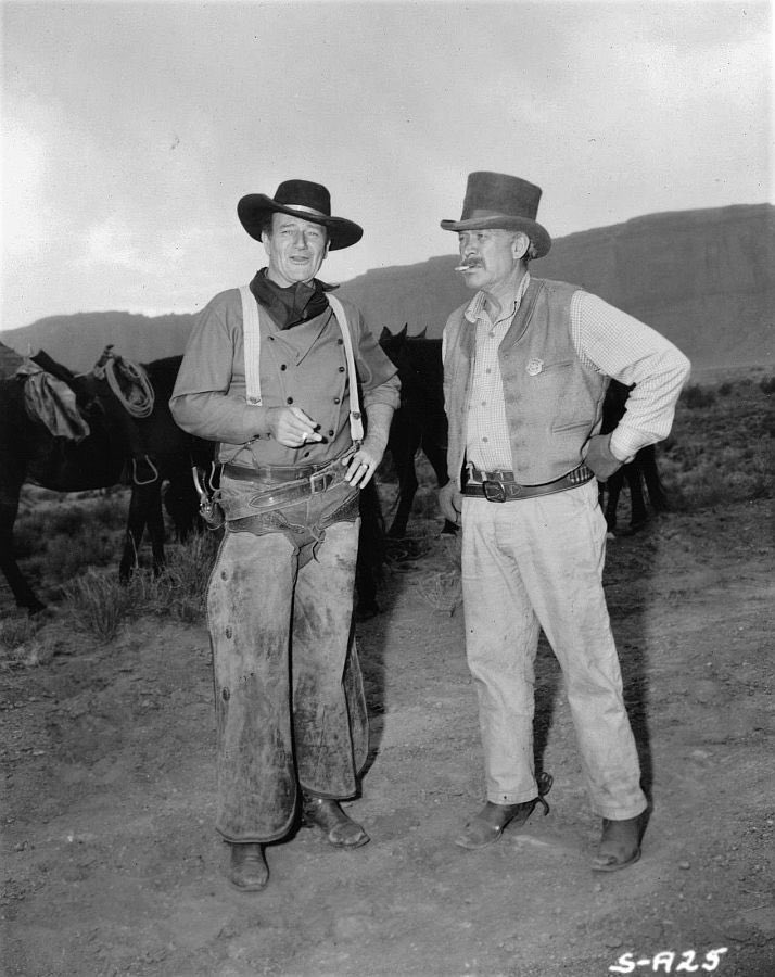 HollywoodYeste1's tweet photo. If you know how obsessed I am with Westerns and John Ford films, it’ll come as no surprise to you when I say Ward Bond is one of my favorites. #BOTD in 1903 in Nebraska, he made every movie even better. GREAT actor! Here he is on the set of The Searchers with John Wayne. https://t.co/CbEYZbjUXs