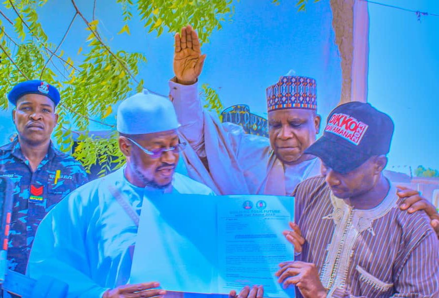 dikko_radda's tweet photo. Following wide-ranging consultations and deliberations, I have decided to answer the call of my people who have asked me to run for Katsina State Governorship Election. Accordingly,I hereby officially announce my intention to run for the upcoming Governorship Election in 2023 1/4 https://t.co/l4yBZC8BIH