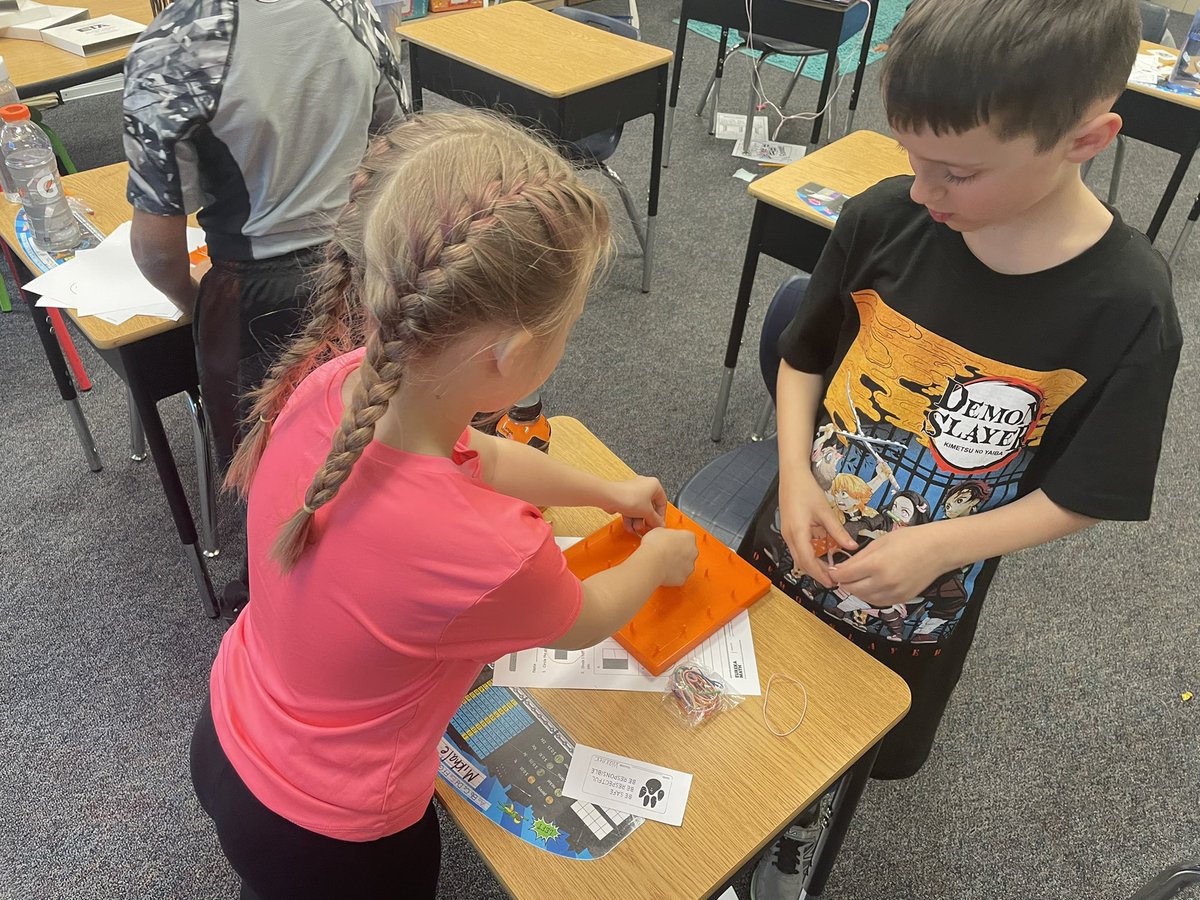 marciewarner28's tweet photo. @CentralPauline 2nd graders creating 2-d shapes on their geoboards! #wearePC #PCBuildingourLegacy #PCStrongerTogether https://t.co/jdnC1HRaw4