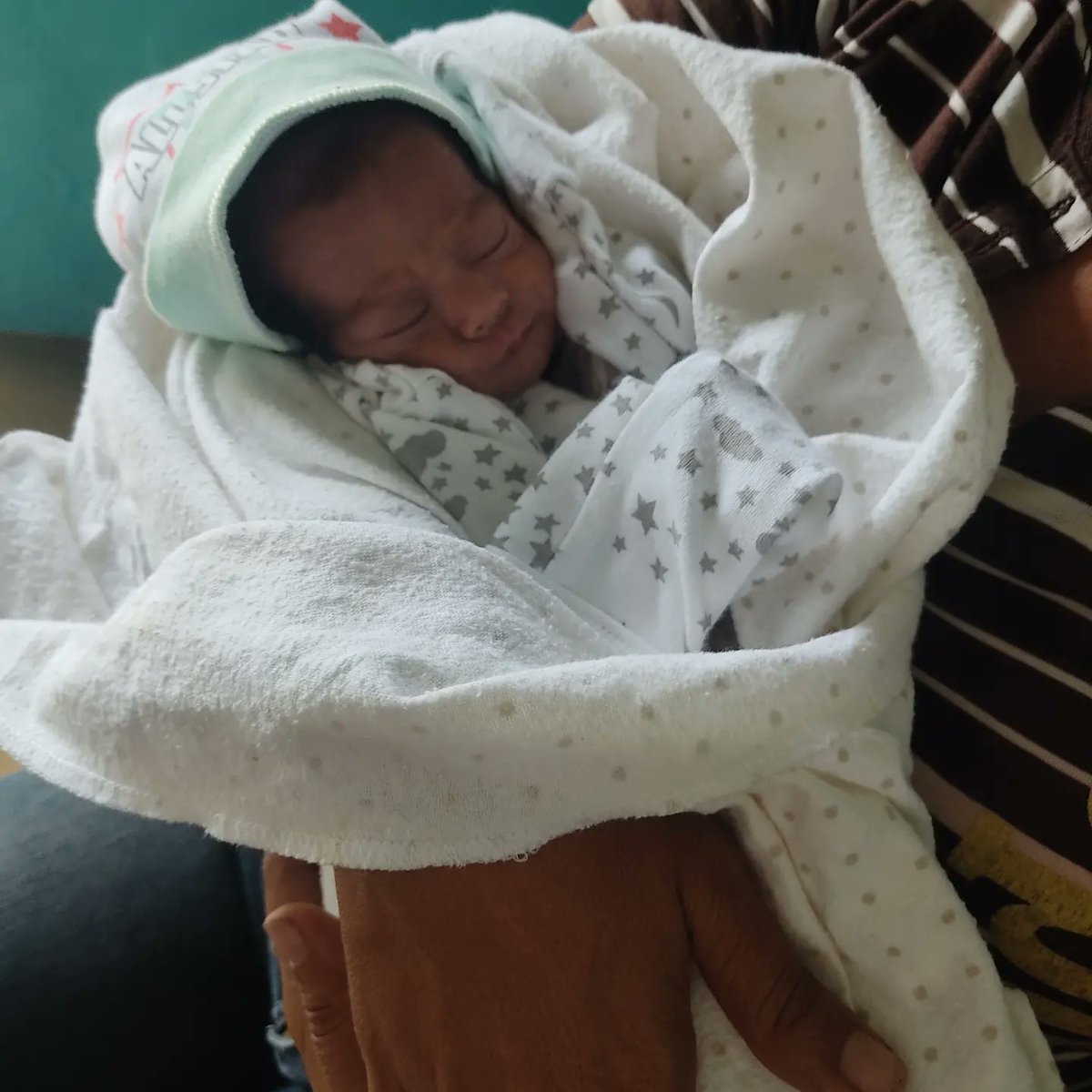 TodosConLeo's tweet photo. Un bonito milagro de la vida ☀️🙏🏻 está hermosa bebé fue dada de alta nació de 7 meses duro 1 mes en encubadora 🥺 &amp; logro salir adelante, su peso actual 1.300kg nació antes de tiempo debido a que su mamá se complicó con covid. Dios &amp; sus maravillosos milagros 💙🤗 @TodosConLeo https://t.co/9KWyM4JY6k