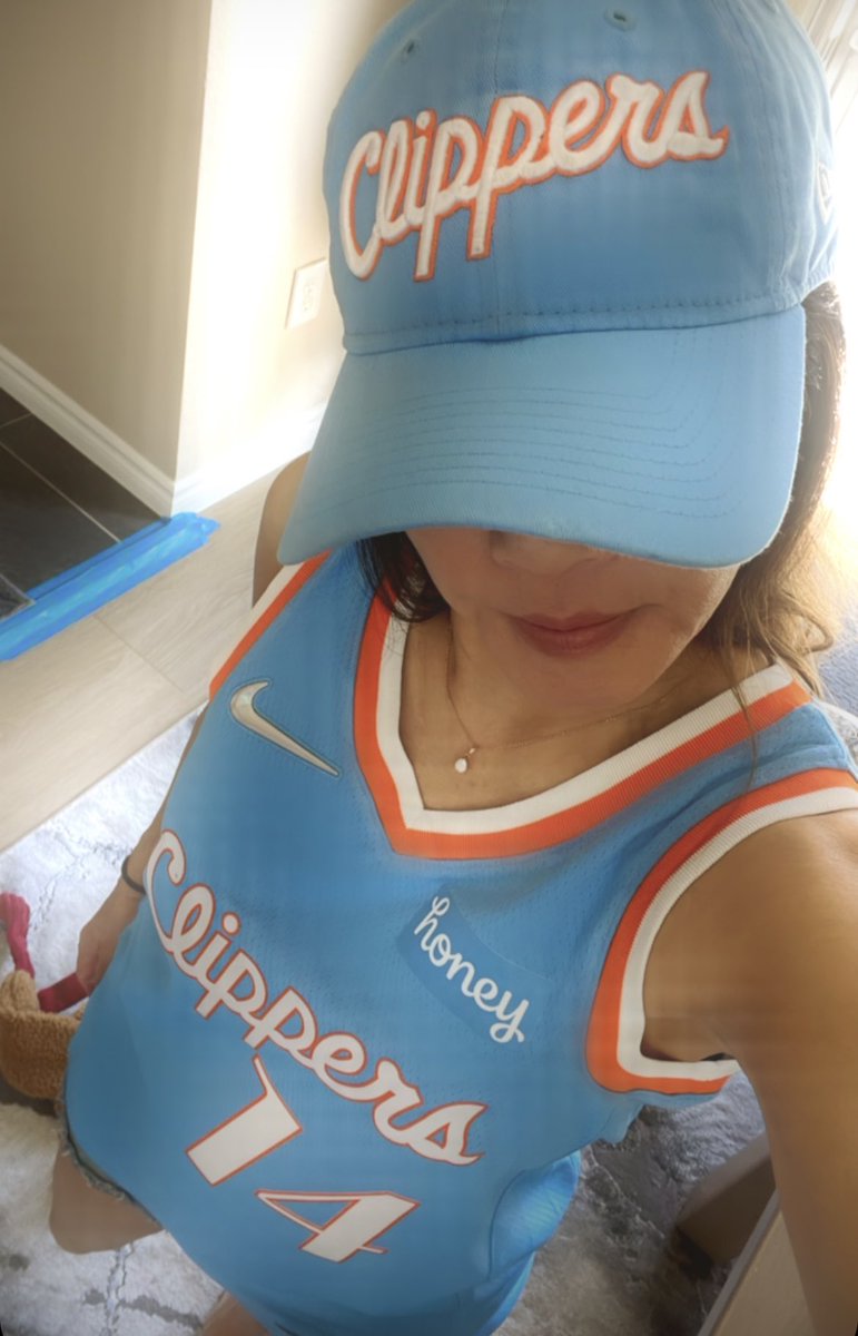 Joyzwish's tweet photo. Too much for his bobble head night? 🤔
Don’t want to scare him off. I’ll be sitting near the bench 😬
LFG #ClipperNation #14
#MyMann❤️ https://t.co/19h3HnIXzy