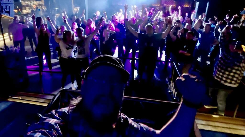 Mä nukuin ennen keikkaa neljät päikkärit! Neljät (4)!

Sen ansiosta jaksoin hyvin bailauttaa kansaa @laspalmasjoensuu! Kiitos kaikille, oli superkivaa!

Nyt kova pohdinta mistä ne yöunet löytyisi? 😬 instagr.am/p/CcJehY9tANO/