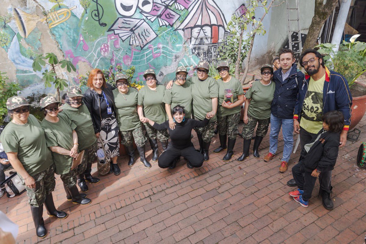 felipeangell's tweet photo. Hoy conmemoramos el día de las victimas en nuestro pais.

Estuvimos con @Comadre_Afrodes y @MAFAPOCOLOMBIA en un homenaje bellísimo a sus hijos en donde arte y la musica sirvieron como instrumentos de memoria

Bogotá es y será epicentro de paz y reconciliación https://t.co/gXqvcnlxYu