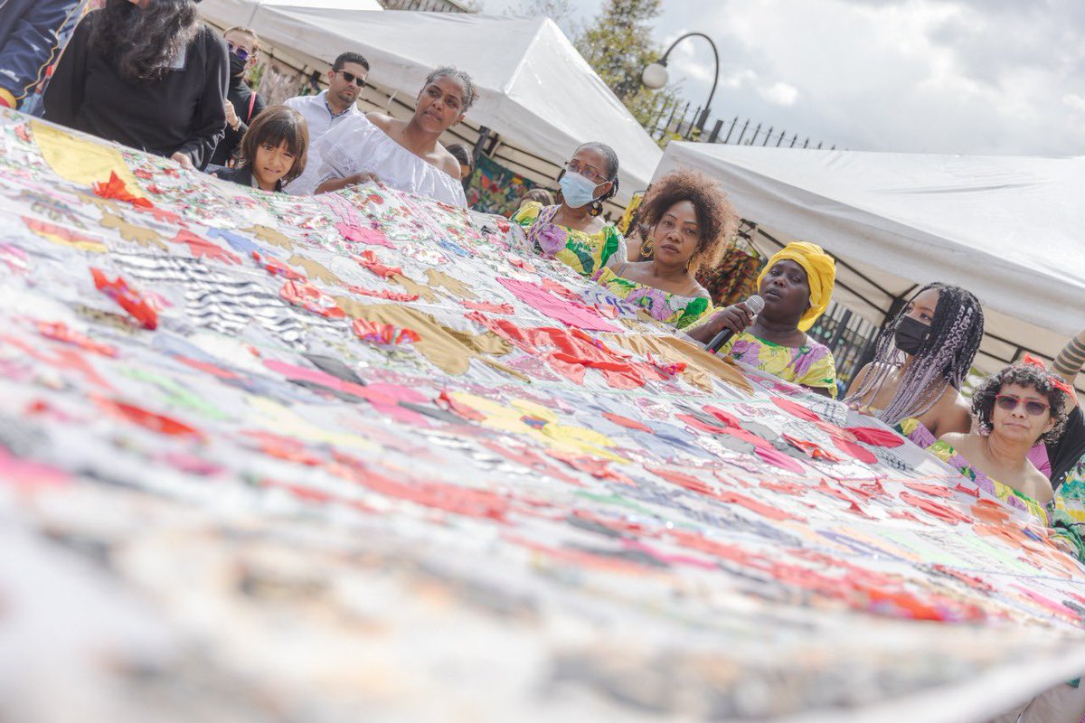 felipeangell's tweet photo. Hoy conmemoramos el día de las victimas en nuestro pais.

Estuvimos con @Comadre_Afrodes y @MAFAPOCOLOMBIA en un homenaje bellísimo a sus hijos en donde arte y la musica sirvieron como instrumentos de memoria

Bogotá es y será epicentro de paz y reconciliación https://t.co/gXqvcnlxYu