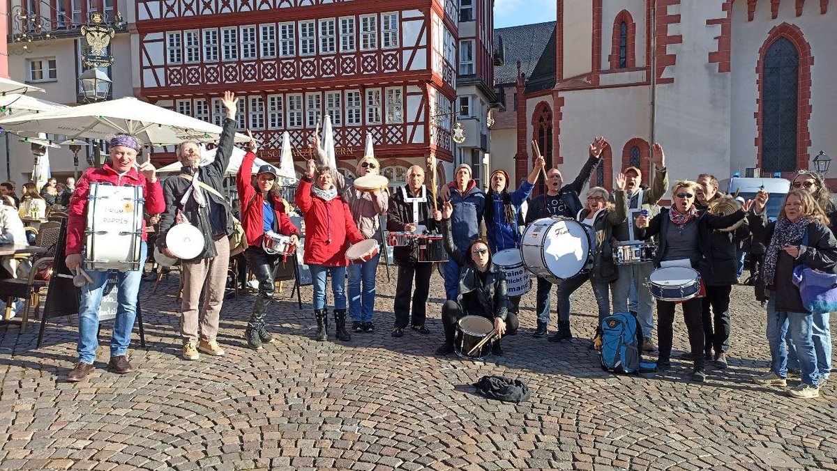 Careforemotions's tweet photo. #ffm0904 Die Freiheitstrommler der Demo in #Frankfurt. Jeden Samstag sind sie mit ihrem Rhythmus der "Frankfurter Wecker" für die immer noch größtenteils schlafende Bevölkerung, was die Täuschungen von Medien und Politik angeht über #Corona und die #Impfungen. https://t.co/6WZP4p5ovT