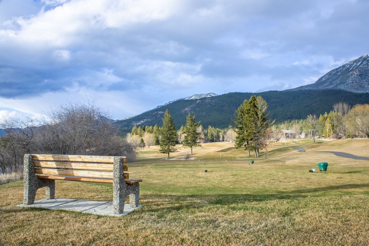 FHSresort's tweet photo. Creekside Golf Course on Friday evening as the sun dipped towards the Purcells. The grass is getting greener by the day as winter fades. Mountainside is set to open April 16.
#FairmontHotSpringsResort #FHSRmemories #FHSRgolf #CVGolfTrail #KooteanyRockies #CanadianRockies https://t.co/tqWzylXS8B