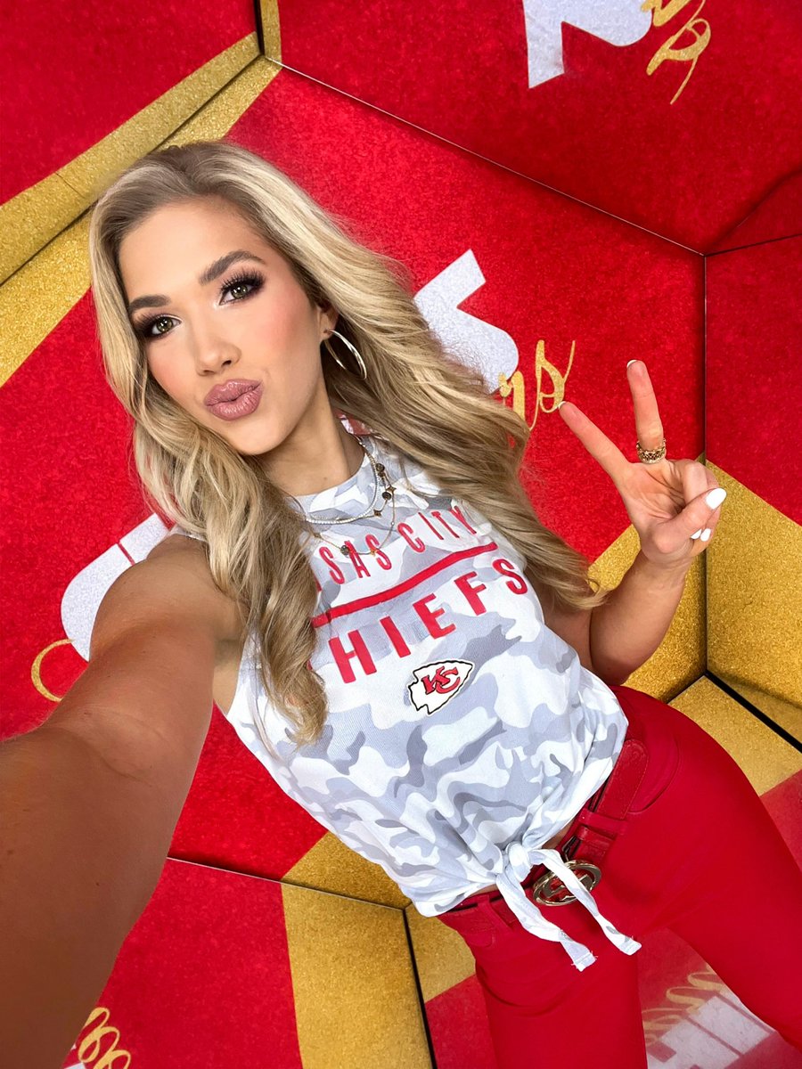 gracelynhunt's tweet photo. Ohh I think weโve found ourselves some cheerleaders!๐ถ๐๐ผ
#ChiefsCheer #Chiefs #ChiefsKingdom #KCC #KC #KansasCity #NFL #Football #Cheer #Cheerleaders https://t.co/uu07JeptXV