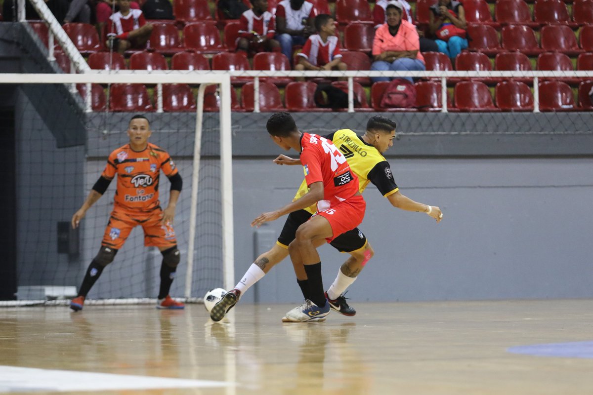 LigaFUTVESala's tweet photo. ⌛¡Medio tiempo!
😱 ¡Te traemos las mejores fotografías del juego entre Centauros y La Fría!
#LigaFutveFutsal1 #TalentoDeCalle #VenezuelaEsFUTVE https://t.co/nWKza4SQNx