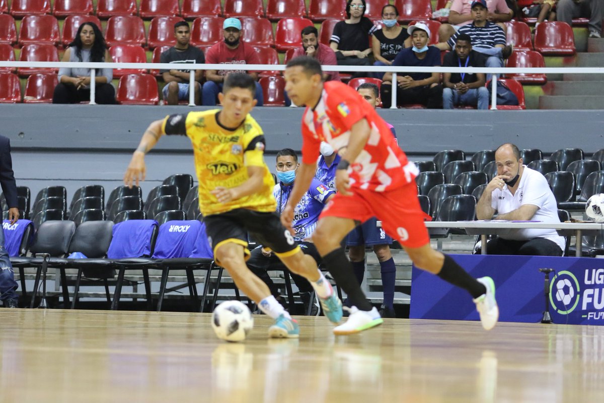 LigaFUTVESala's tweet photo. ⌛¡Medio tiempo!
😱 ¡Te traemos las mejores fotografías del juego entre Centauros y La Fría!
#LigaFutveFutsal1 #TalentoDeCalle #VenezuelaEsFUTVE https://t.co/nWKza4SQNx