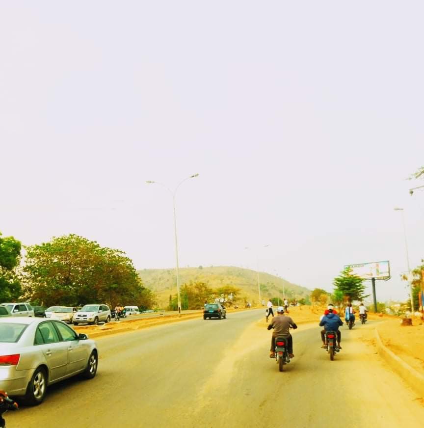 WorthwhileMusic's tweet photo. The rainy season is just kicking up in my country. The mountains are beginning to look green again and the trees. It's that time of the year where we get to enjoy fresh fruits.

Lawrence Ejim, singer from Nigeria 

#Healtheworld #WorthwhileMusic #Culturalheritage #Beautifulnature https://t.co/YV8rjGiXXc