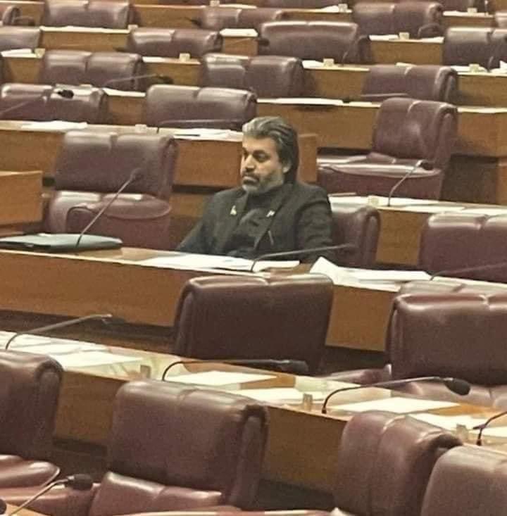 IqbalMudasser's tweet photo. کیا سروکار ہمیں رونقِ بازار کے ساتھ 
ہم الگ بیٹھے ہیں دستِ ہنر آثار کے ساتھ
اے مرے دوست! ذرا دیکھ میں ہارا تو نہیں‌
میرا سر بھی تو پڑا ہے مری دستار کے ساتھ 
وقت خود ہی یہ بتائے گا کہ میں زندہ ہوں 
کب وہ مرتا ہے جو زندہ رہے کردار کے ساتھ

#امپورٹڈ_حکومت_نامنظور https://t.co/JeTzhhtFMP