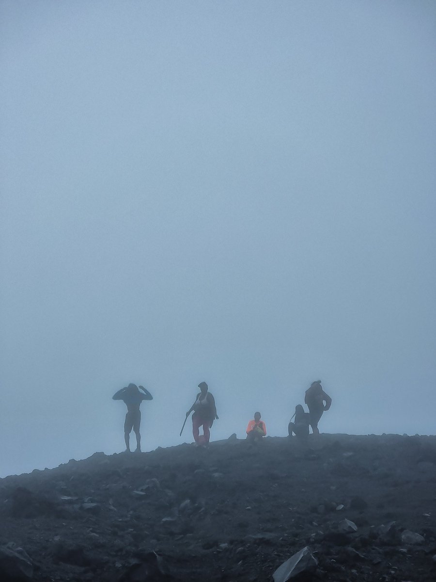 DonTequilaRoss's tweet photo. 💎
Motivated Squad today..
#Hiking #LaSoufriere
On its eruption anniversary 🌋
.
A wet, foggy, dark and gloomy one..
...but beautiful and exhilarating same way.
Quite a few groups came today also... The peak probably saw over 4 Dozen #hikers 💪🏾
.
#VolcanoAdventures #Volcanic https://t.co/W3eulKzSXO