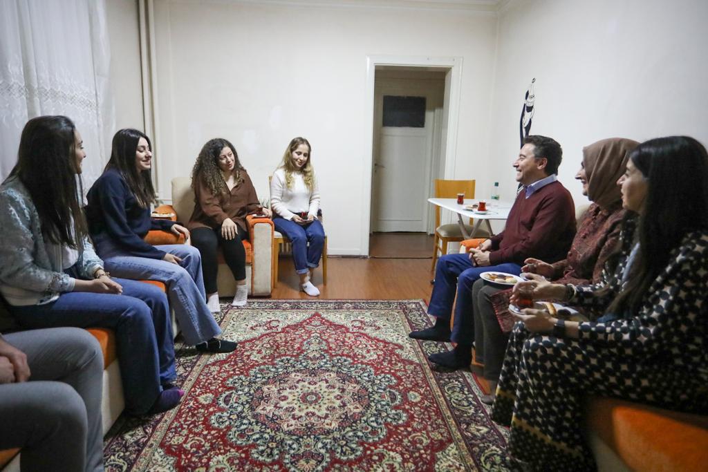 alibabacan's tweet photo. Bugün iftardan sonra Zeynep’le birlikte üniversiteli arkadaşlarımıza misafir olduk.

Uzun uzun sohbet ettik, fikir alışverişinde bulunduk.

Gittiğimiz her evde bizi ağırlayan arkadaşlarıma teşekkür ediyorum. https://t.co/jAq1kEL8F8