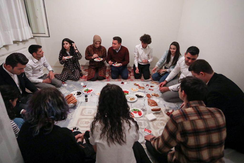 alibabacan's tweet photo. Bugün iftardan sonra Zeynep’le birlikte üniversiteli arkadaşlarımıza misafir olduk.

Uzun uzun sohbet ettik, fikir alışverişinde bulunduk.

Gittiğimiz her evde bizi ağırlayan arkadaşlarıma teşekkür ediyorum. https://t.co/jAq1kEL8F8
