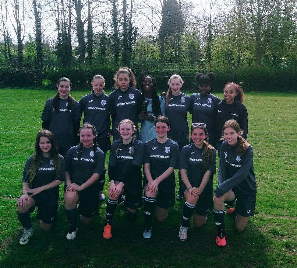 ClareDoherty2's tweet photo. 🏆🏆CHAMPIONS🏆🏆
Congratulations to Starlets U14’s who won the HGPFL Div 1.
The nicest bunch of girls who finally got the reward they deserved. 🌟💙⚽️ https://t.co/cRU5FM2Zul