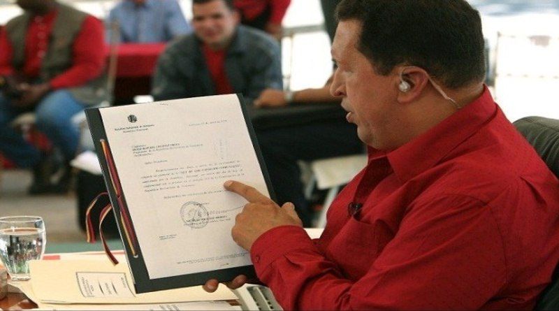jaarreaza's tweet photo. "Los Consejos Comunales son la herramienta fundamental y de vanguardia para avanzar en la construcción del socialismo, Representan la célula fundamental de la democracia revolucionaria y verdadera”. Hugo Chávez, hace 16 años hoy, al promulgar la Ley de los Consejos Comunales. https://t.co/74F31Dqz3P