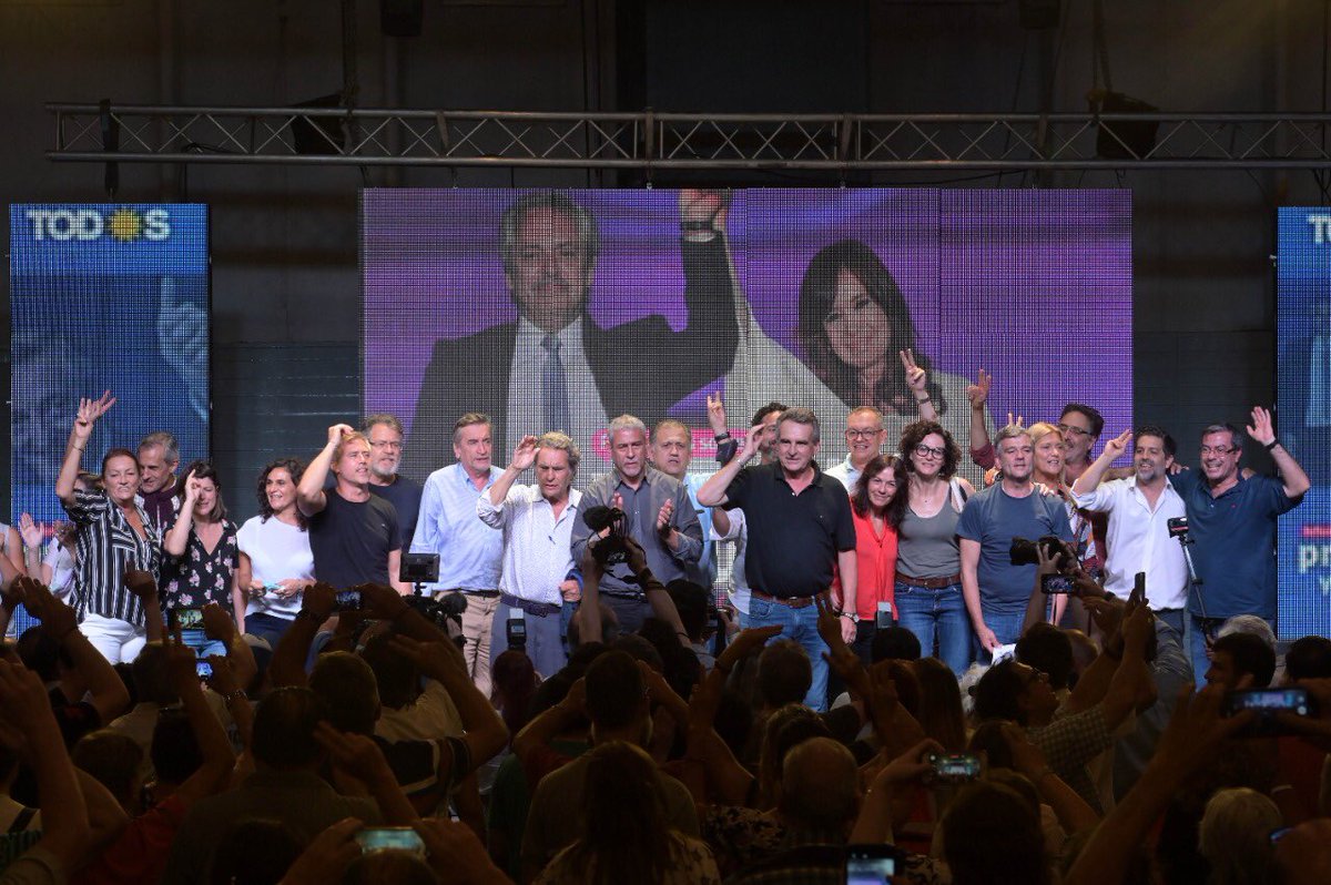 RossiAgustinOk's tweet photo. En Rosario, mas de 2000 militantes nos convocamos para apoyar al gobierno de Alberto y Cristina. 

Inmensas gracias a las compañeras y compañeros que participaron de este encuentro. #ArgentinaPresenteYFuturo #FrenteDeTodos ☀️✌️ https://t.co/lc6lSZDzuG