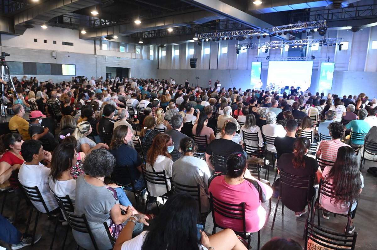 RossiAgustinOk's tweet photo. En Rosario, mas de 2000 militantes nos convocamos para apoyar al gobierno de Alberto y Cristina. 

Inmensas gracias a las compañeras y compañeros que participaron de este encuentro. #ArgentinaPresenteYFuturo #FrenteDeTodos ☀️✌️ https://t.co/lc6lSZDzuG