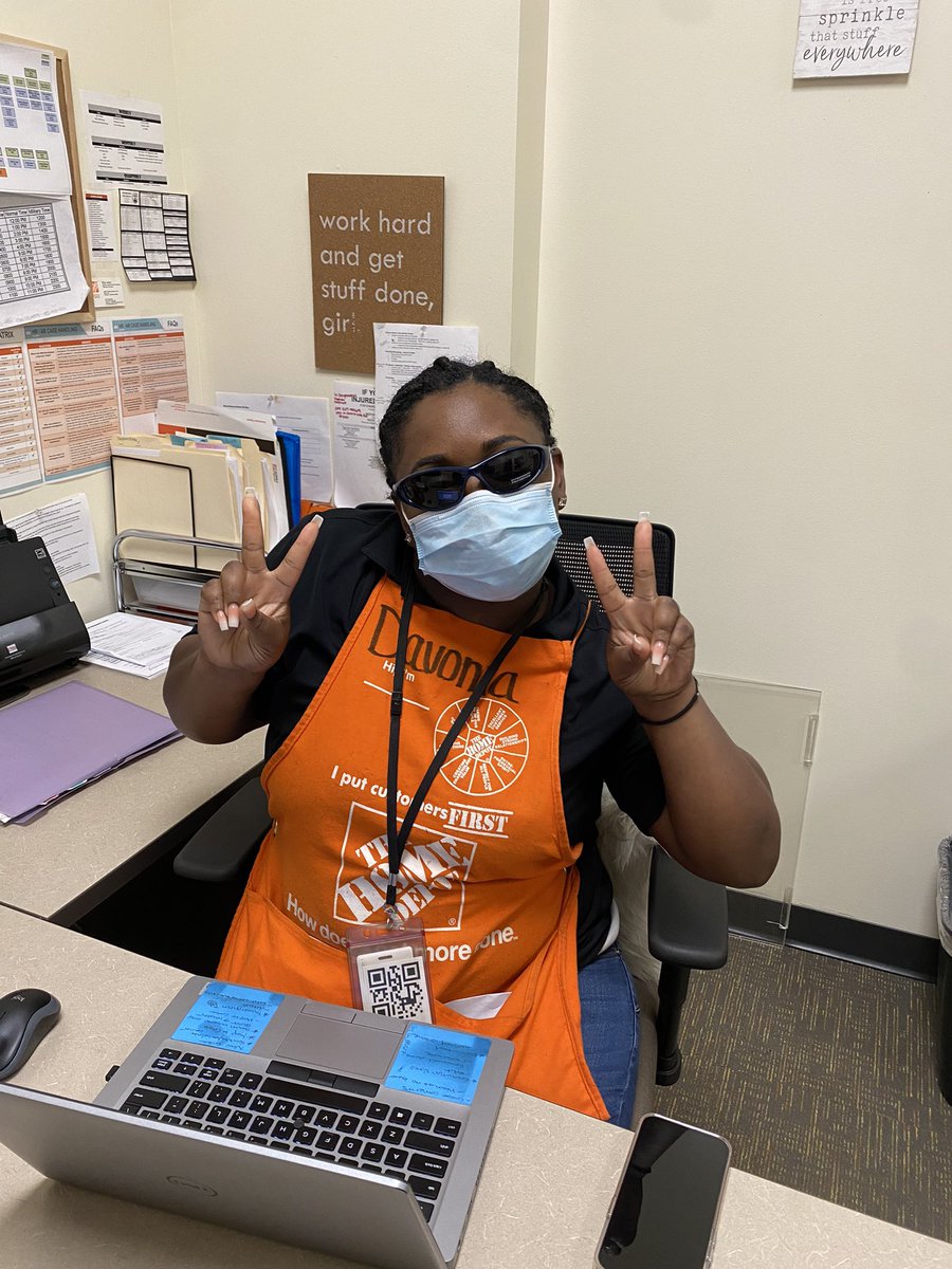 tinaelenaa's tweet image. Silly glasses day today 🥸😎🤓 #SillySaturday #glasses #allfun @CBotnick6950 @THD_Ferreira @THDNando @DavoniaMoore