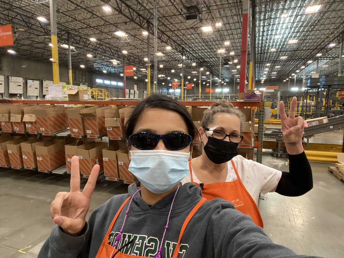 tinaelenaa's tweet image. Silly glasses day today 🥸😎🤓 #SillySaturday #glasses #allfun @CBotnick6950 @THD_Ferreira @THDNando @DavoniaMoore