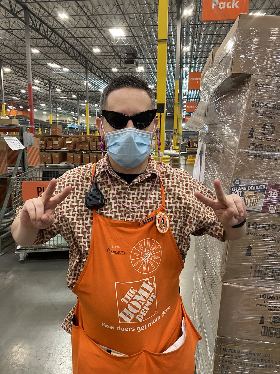 tinaelenaa's tweet image. Silly glasses day today 🥸😎🤓 #SillySaturday #glasses #allfun @CBotnick6950 @THD_Ferreira @THDNando @DavoniaMoore