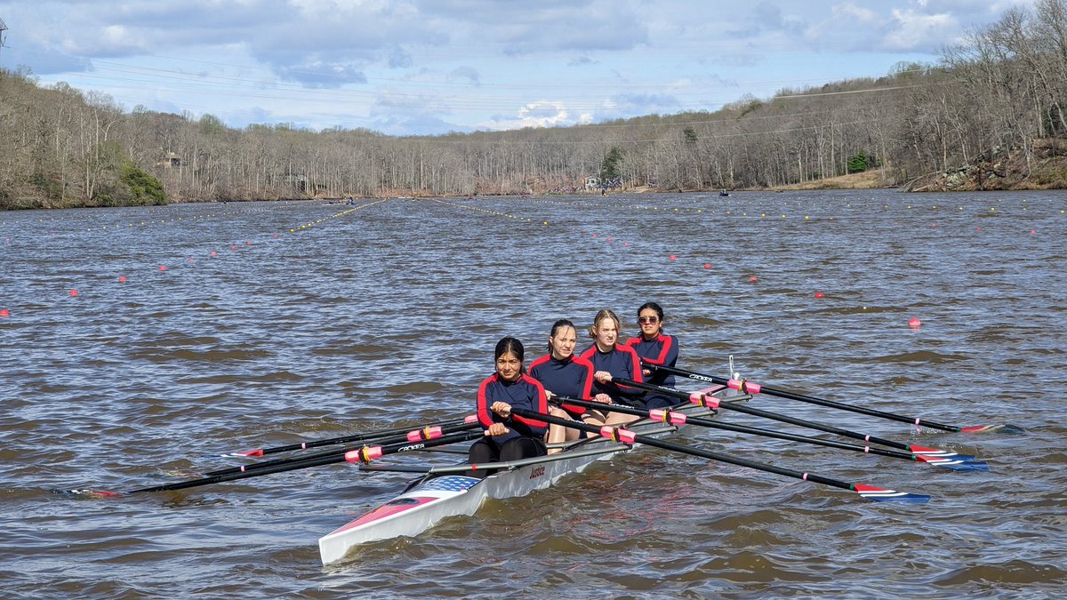 mhh2424's tweet photo. @JusticeRowing One nice thing about being a stakeboat holder at the start is to see all of the boats off to a great start with smiling faces...even if it was a bit windy. https://t.co/qVhw5BXZYJ