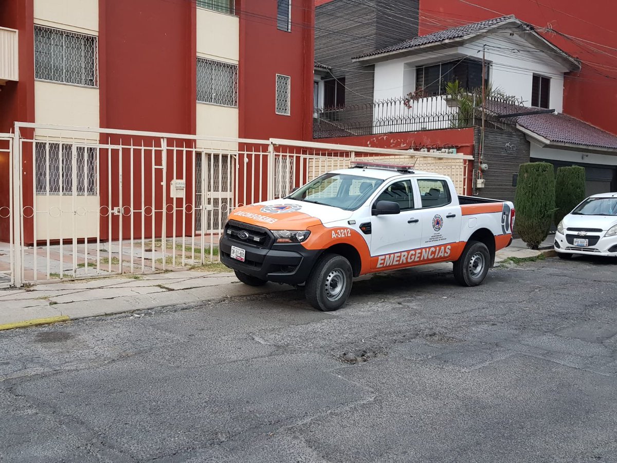 ColonosElVergel's tweet photo. @dirtransitopue Buenas tardes. Por favor solicitamos de la manera más atenta a que nos puedan ayudar a mover este vehículo que desde temprana hora está estacionado frente a las cocheras de vecinos, y que por supuesto no pueden acceder a ellas. Gracias.  cc @CICPue https://t.co/Ao8nQGRf0V