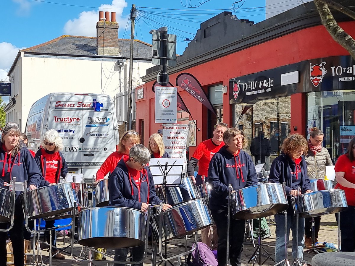 MSServicesLtd's tweet photo. @ArtsworkLtd Easter Eggstavaganza featuring @LOCAArts, @ucanspray and @SussexSteel....great weather and a great turnout! Thanks for having us #lovelocal #chalkart #spraypaint #graffiti @visitlittlehampton #littlehamptontowncouncil #highstreet #sunnysussex #beachtown #community https://t.co/5V2ldUYmyz